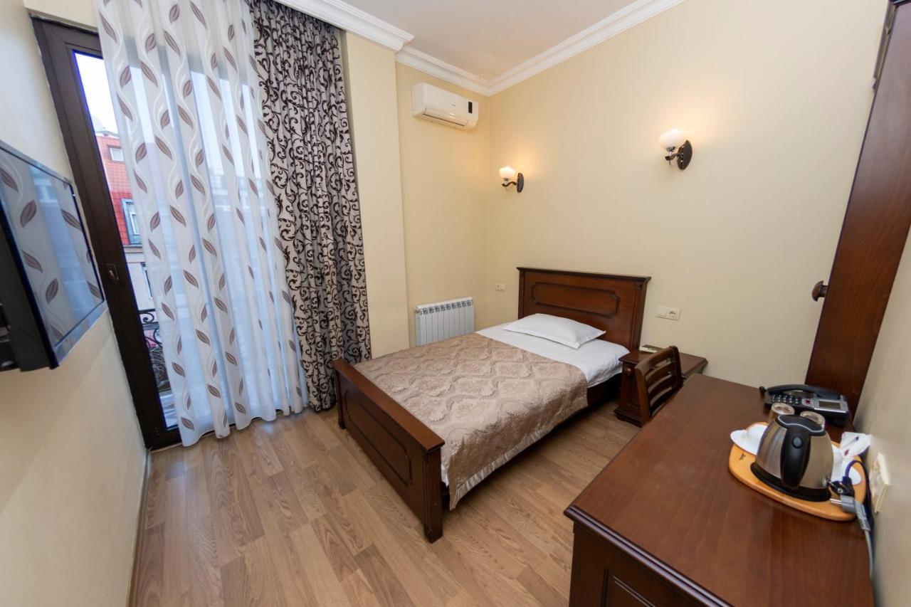 באטומי Eiffel Hotel מראה חיצוני תמונה