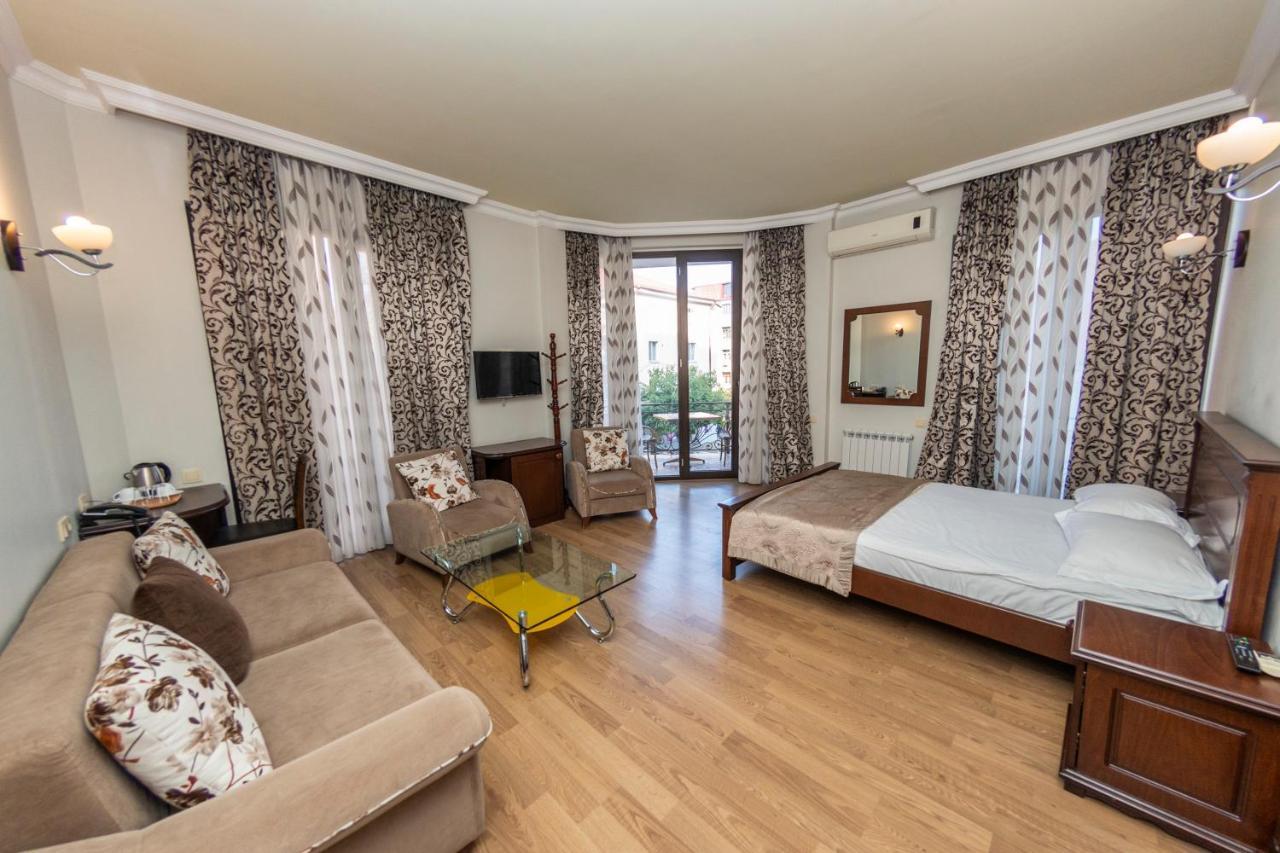 באטומי Eiffel Hotel מראה חיצוני תמונה
