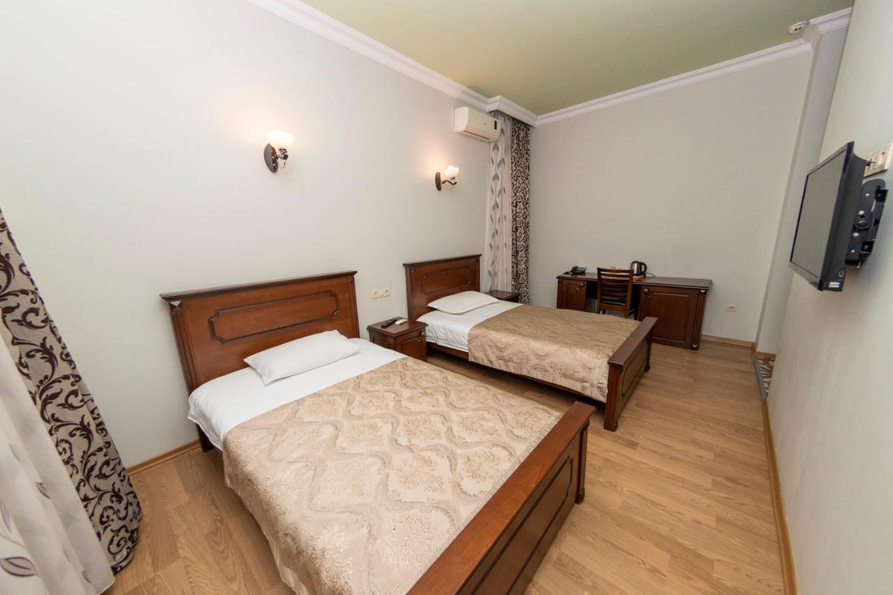 באטומי Eiffel Hotel מראה חיצוני תמונה
