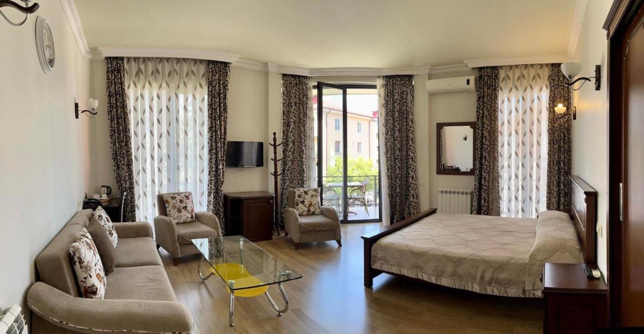 באטומי Eiffel Hotel מראה חיצוני תמונה