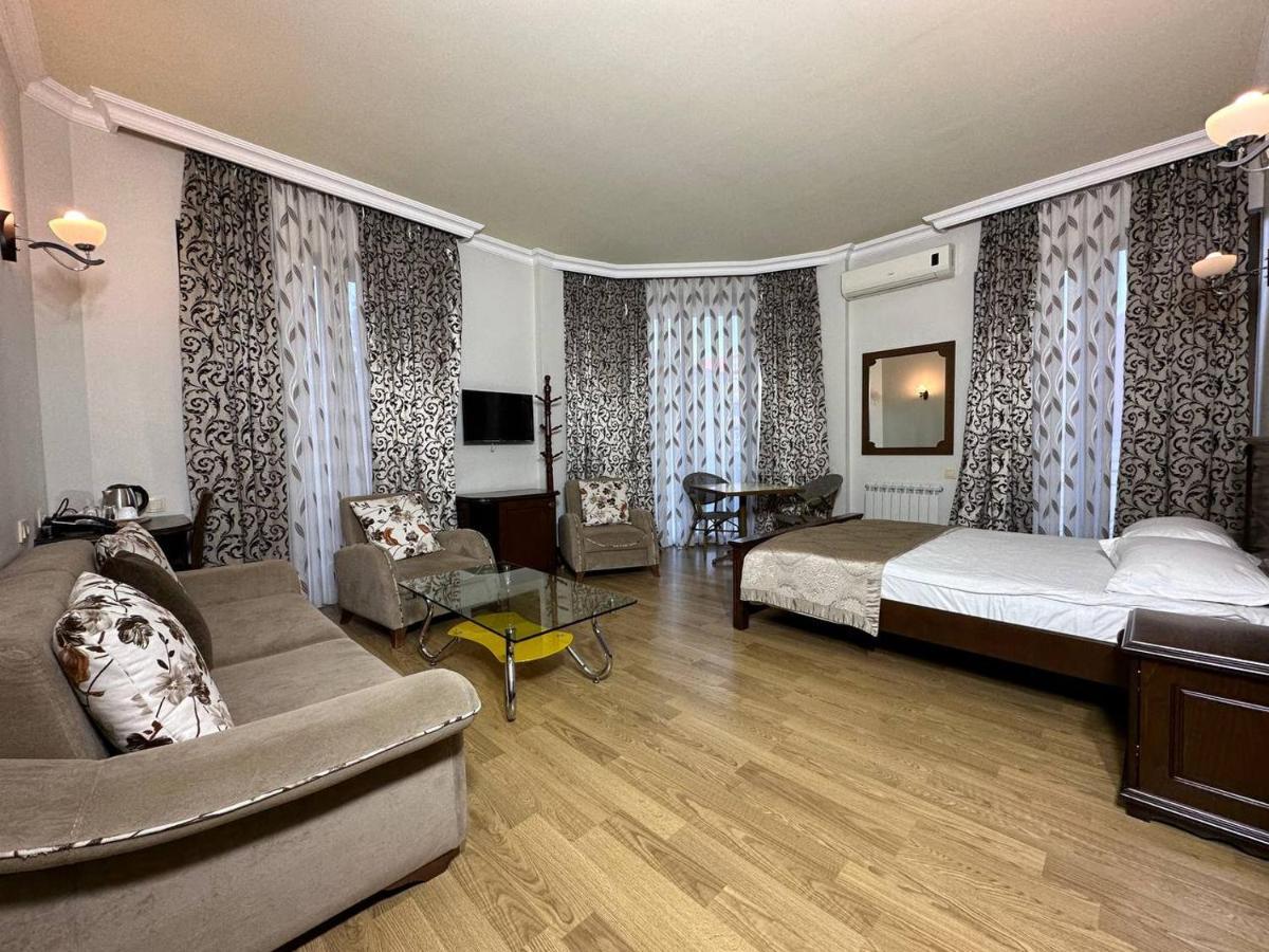 באטומי Eiffel Hotel מראה חיצוני תמונה