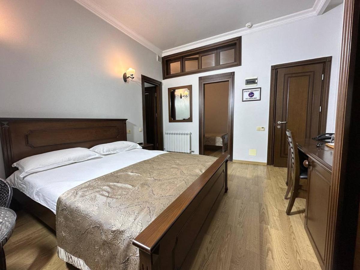 באטומי Eiffel Hotel מראה חיצוני תמונה