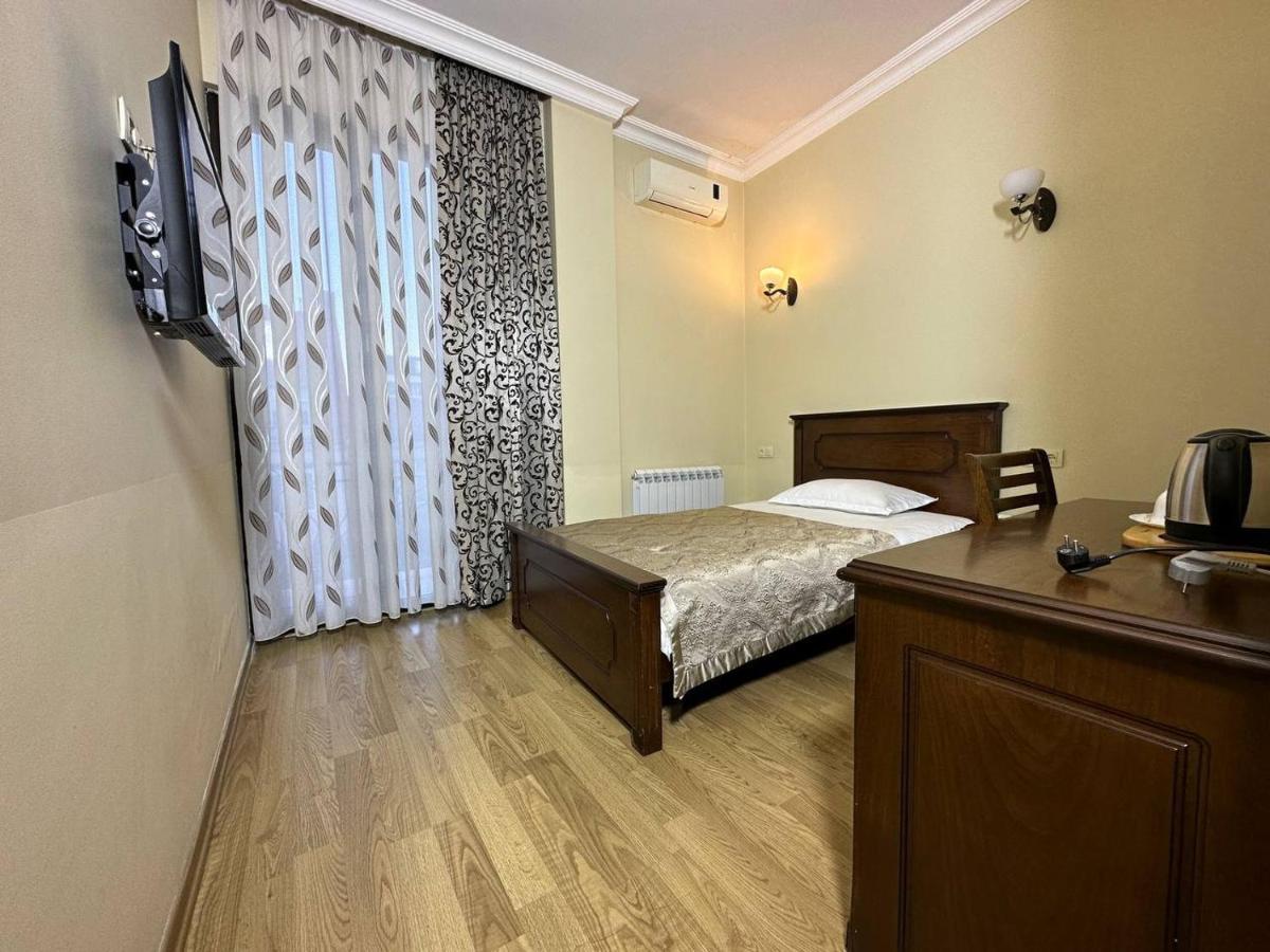 באטומי Eiffel Hotel מראה חיצוני תמונה