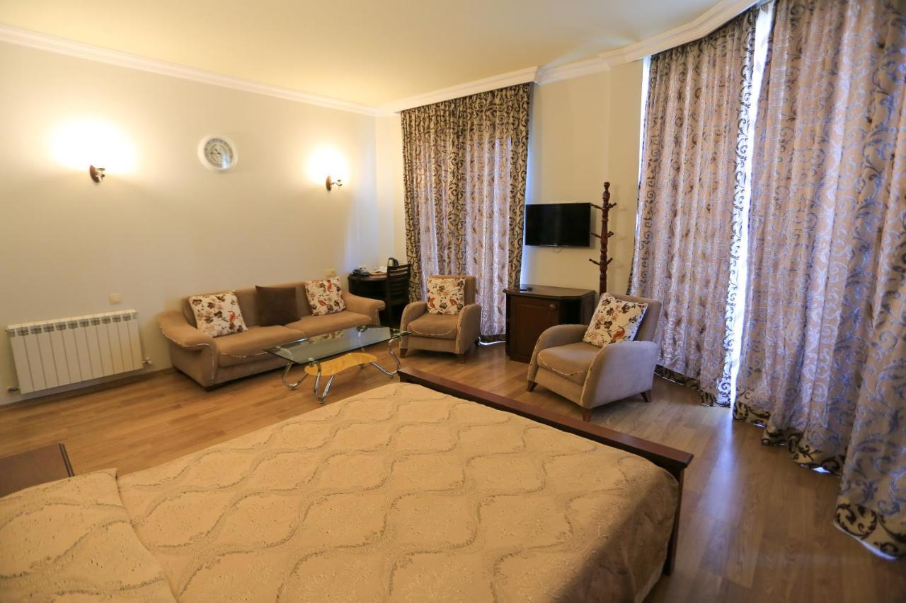 באטומי Eiffel Hotel מראה חיצוני תמונה