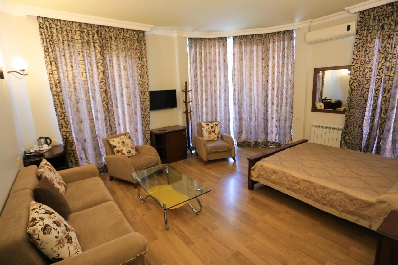 באטומי Eiffel Hotel מראה חיצוני תמונה