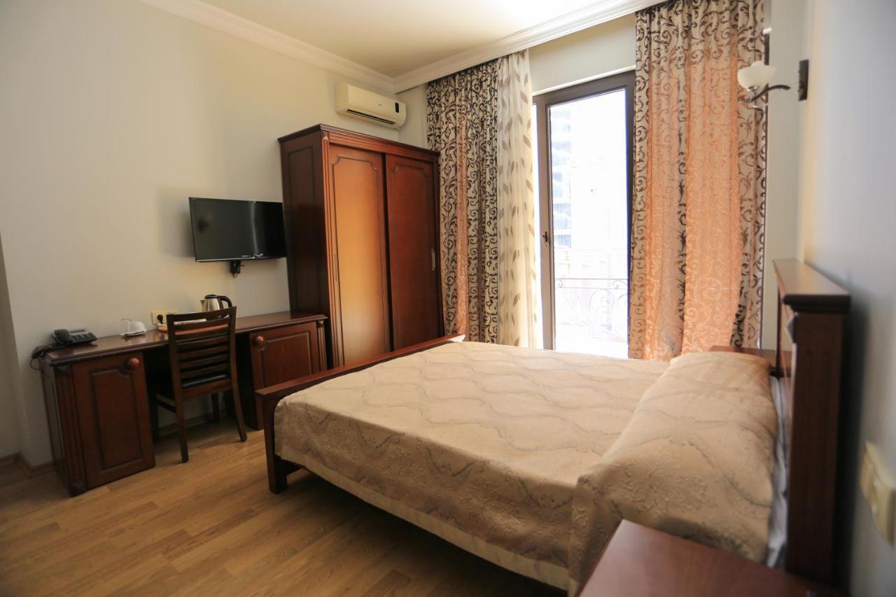 באטומי Eiffel Hotel מראה חיצוני תמונה