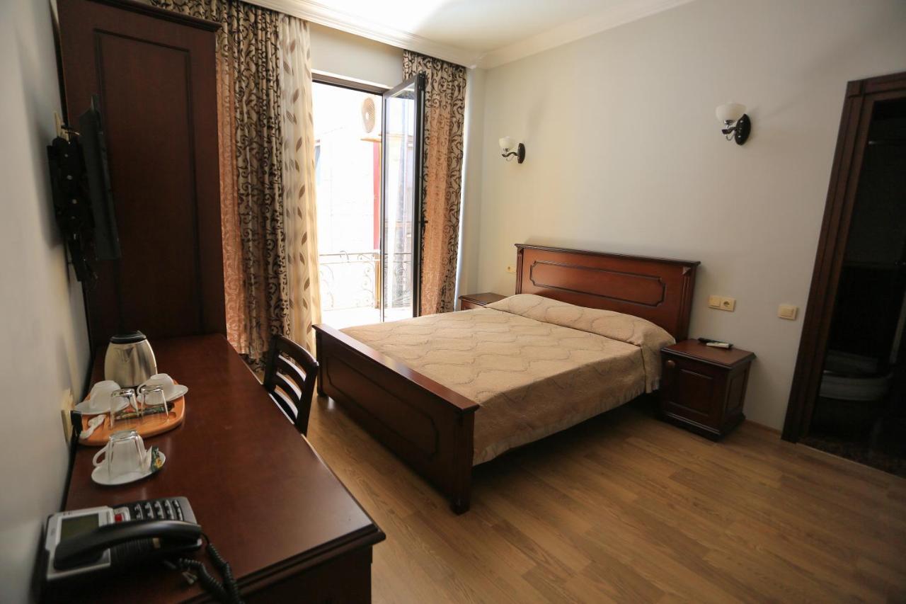 באטומי Eiffel Hotel מראה חיצוני תמונה